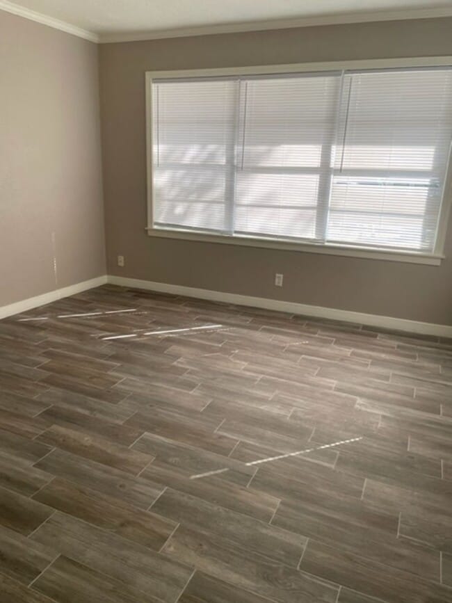 Building Photo - April Move In