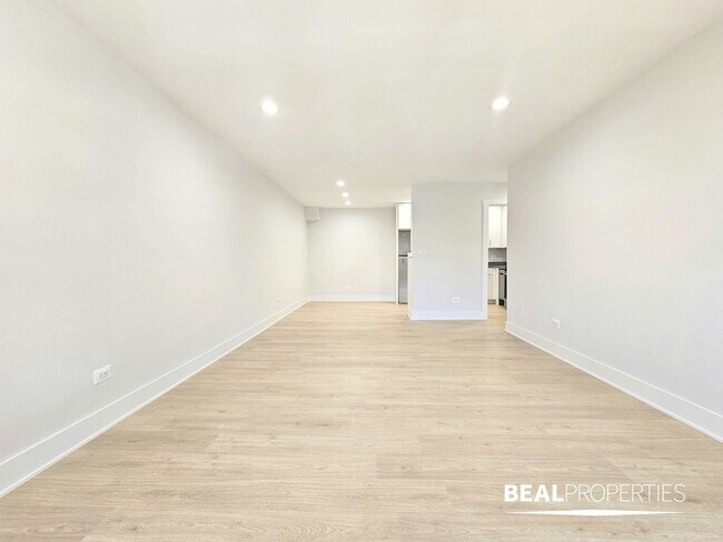 Building Photo - 698 Elm Pl