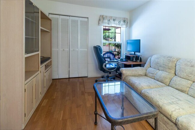 Building Photo - 4660 La Jolla Dr