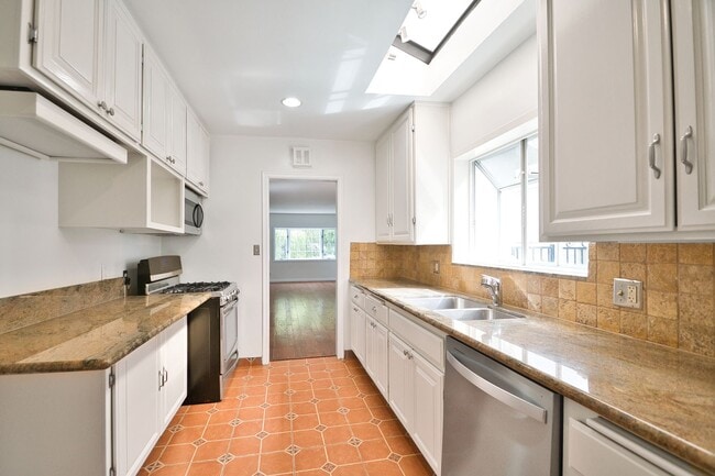 Building Photo - Spacious Four Bedroom Home in Manhattan Be...