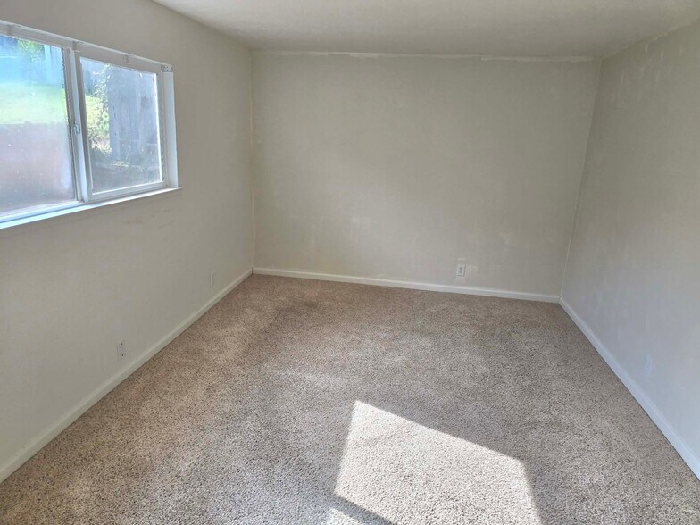 Building Photo - 323 Kipps Ln