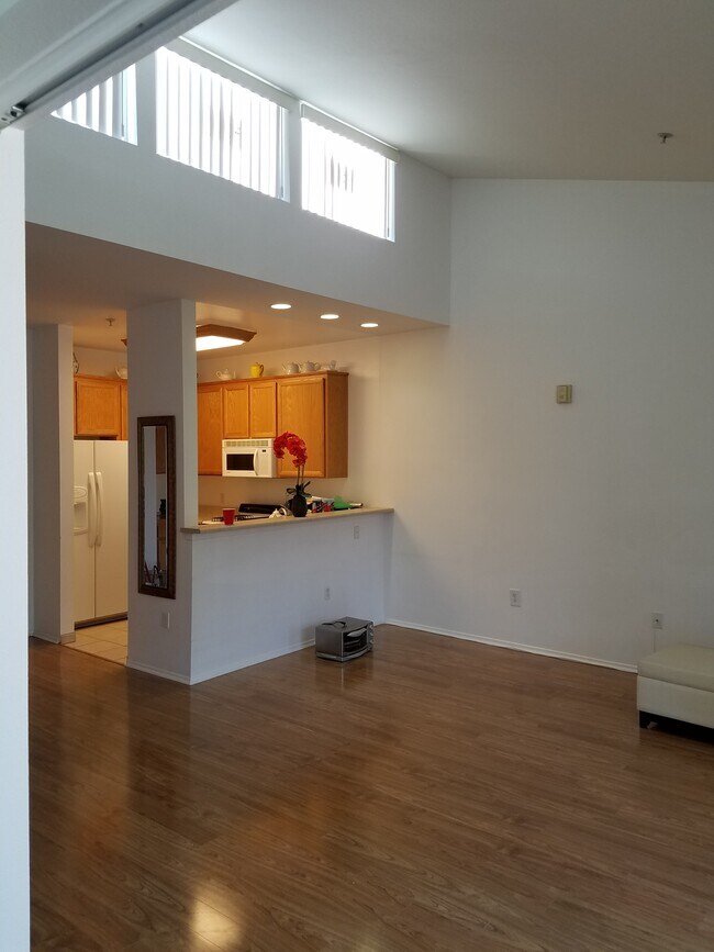 Vaulted ceiling in the living room - 5325 Newcastle Ave