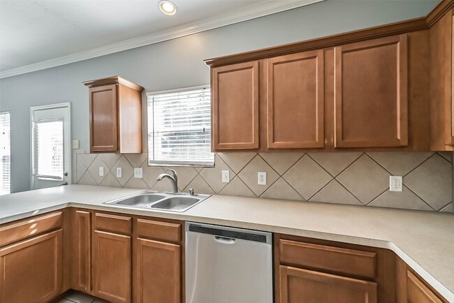 Building Photo - 8726 Old Maple Ln