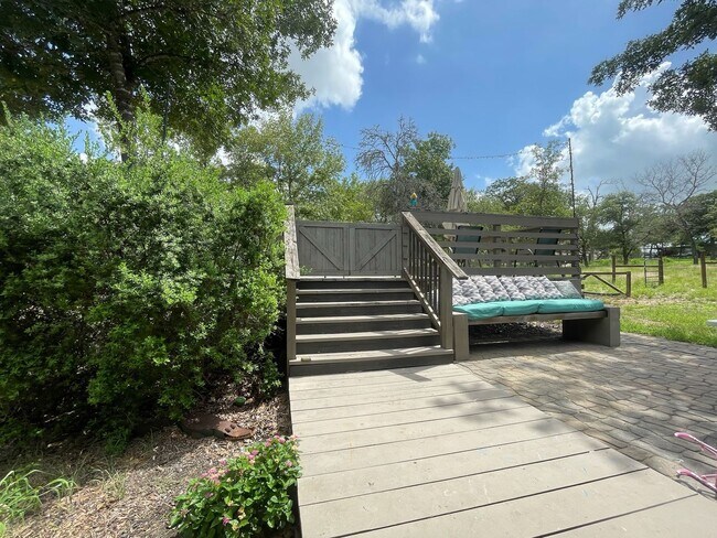 Building Photo - Gorgeous 3 BD/2 BA Home on 2 ACRES in La V...