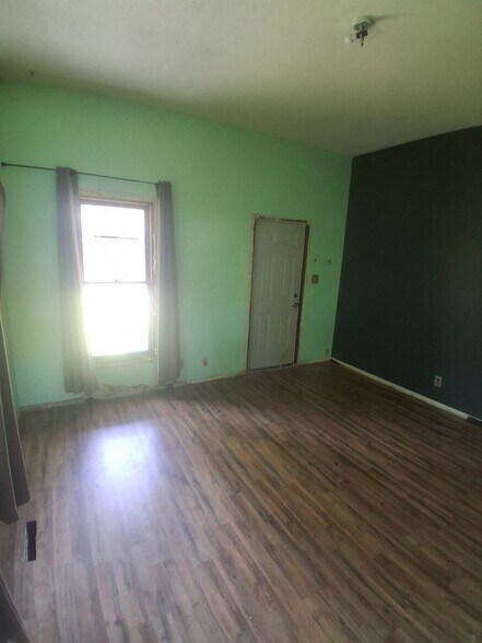 Building Photo - 615 N Almond St