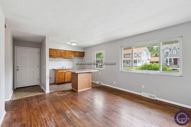Building Photo - 4111 Parrakeet Ave