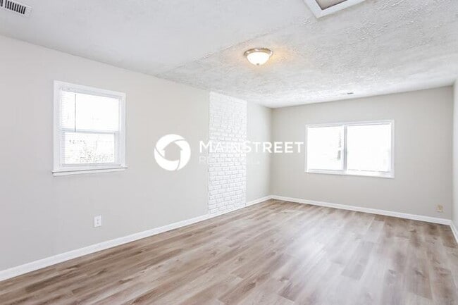 Building Photo - 4 Bedroom Pet-Friendly Home in INDEPENDENCE, MO with Main Street Renewal