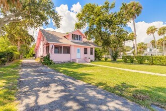 Building Photo - Attention boaters: Riverfront home, pet fr...
