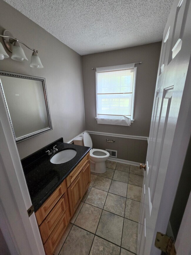 Building Photo - 4580 Shadowlawn Rd