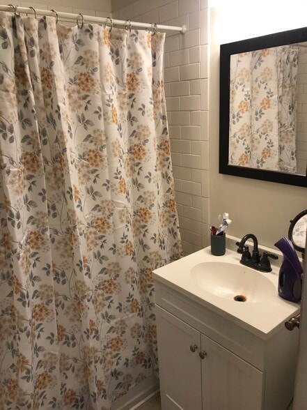 2nd floor bathroom - 419 E Lane Ave