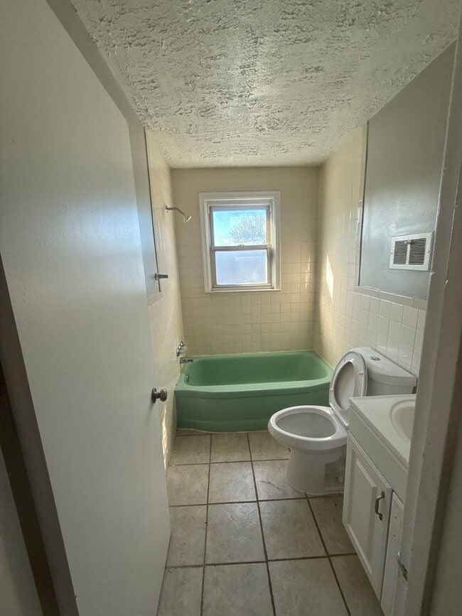 Building Photo - 4 Bedroom 2 Bath Home in Lincoln Park