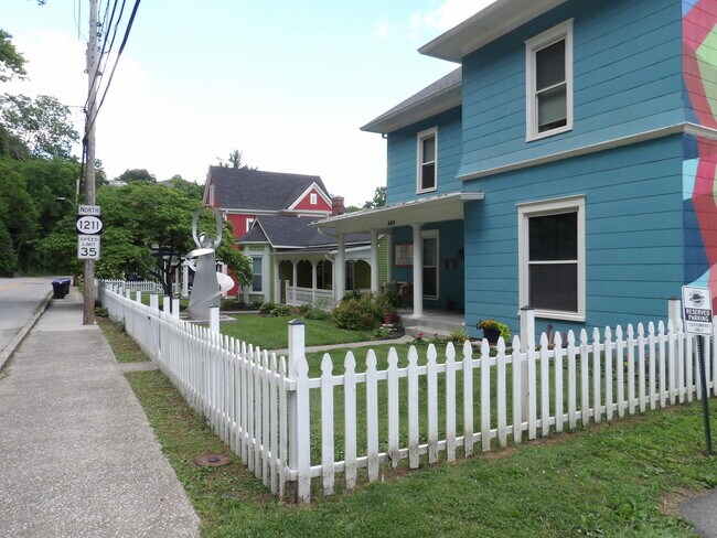 Building Photo - 604 Taylor Ave