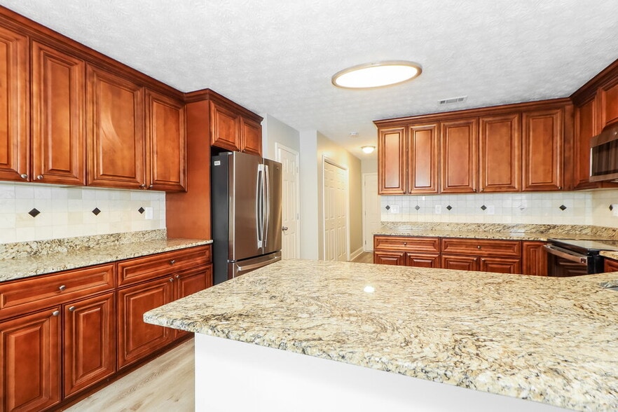 Building Photo - 2950 Northcliff Dr