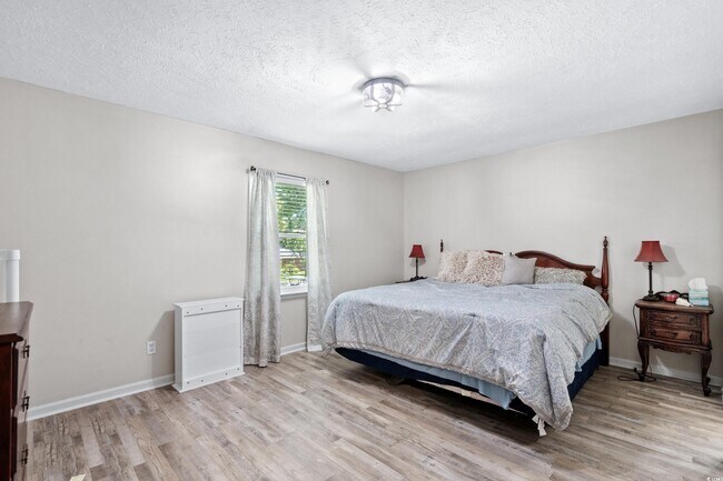 Building Photo - 715 Pine Dr