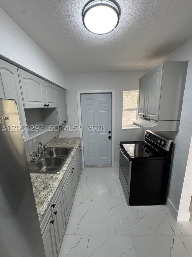 Building Photo - 1096 NE 157th St