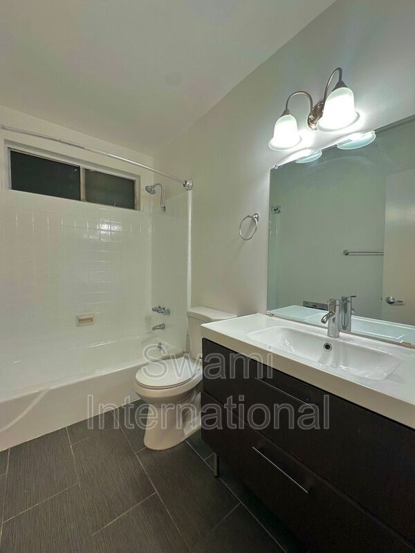 Building Photo - 674 W 27th St