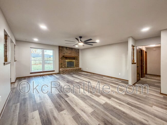 Building Photo - 1104 Spruce Dr