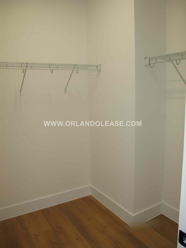 Building Photo - Beautiful 3/3.5 Townhome in the SODO area of Orlando