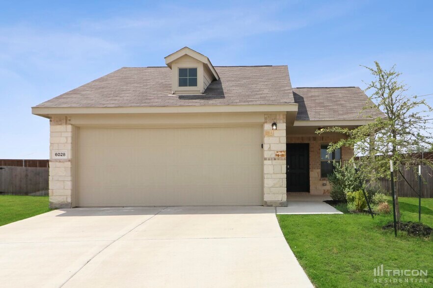 Primary Photo - 6028 Parkview Hills Ln