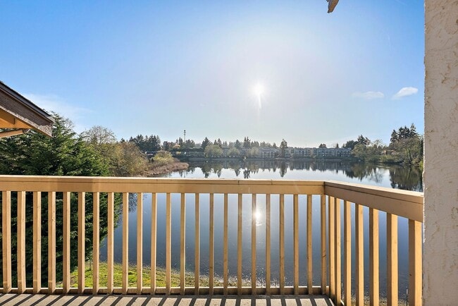 Building Photo - Top-Floor Condo with Panoramic Lake Easter Views, Vaulted Ceilings & Modern Updates!