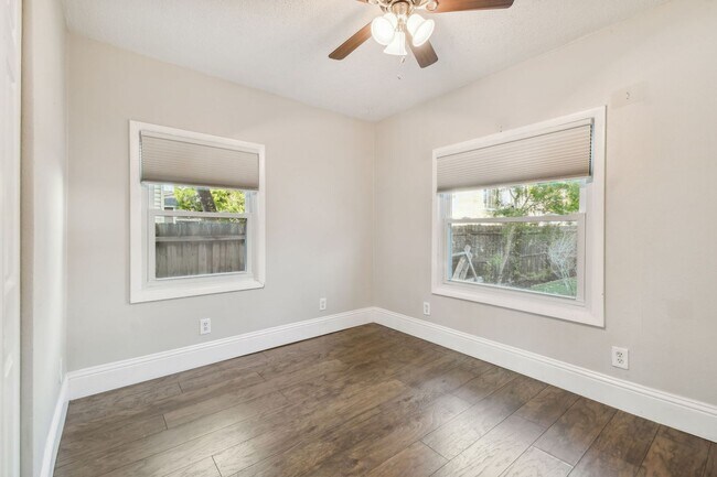 Building Photo - Charming 3 bed 2 bath North Kenwood home w...