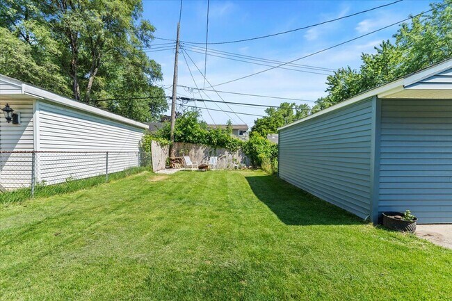 Building Photo - 136 W Mapledale Ave
