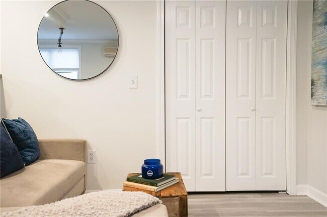 Building Photo - 603 Thames St