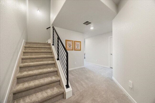 Building Photo - Luxury 4 bed Townhouse in Flying Horse wit...