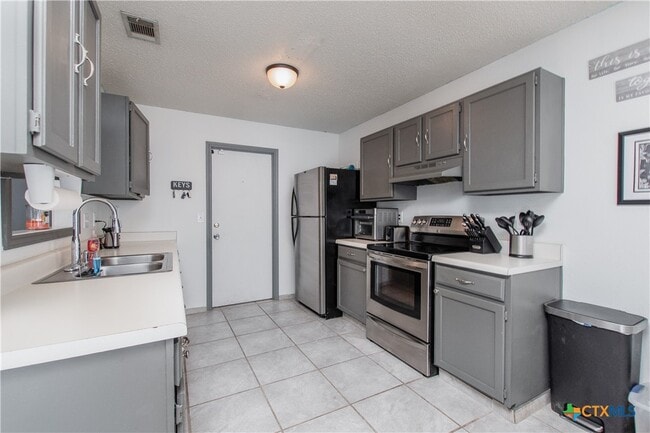 Building Photo - 1410 Windsor Cir