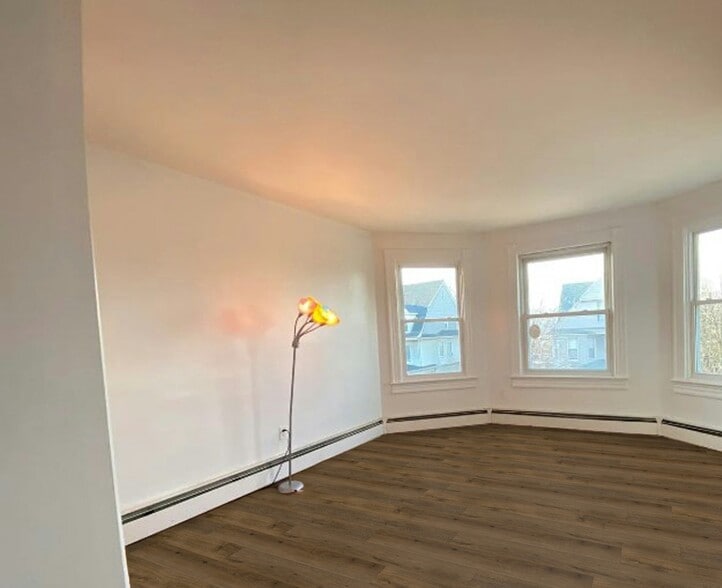 Building Photo - 848 Quincy Ave