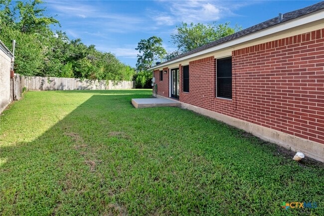 Building Photo - 515 Versailles St