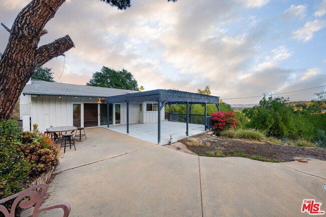 Building Photo - 8657 Valley Flores Dr