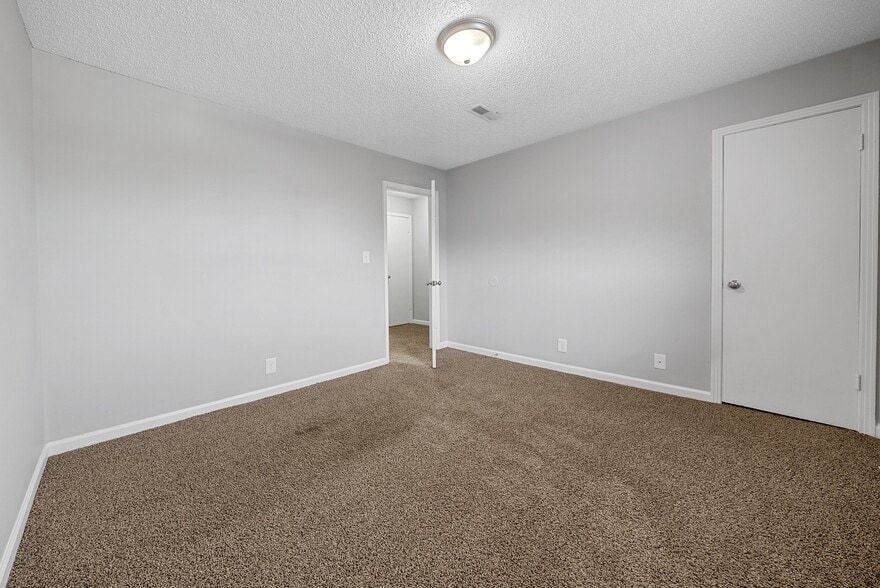 Building Photo - 813 Golf View Pl