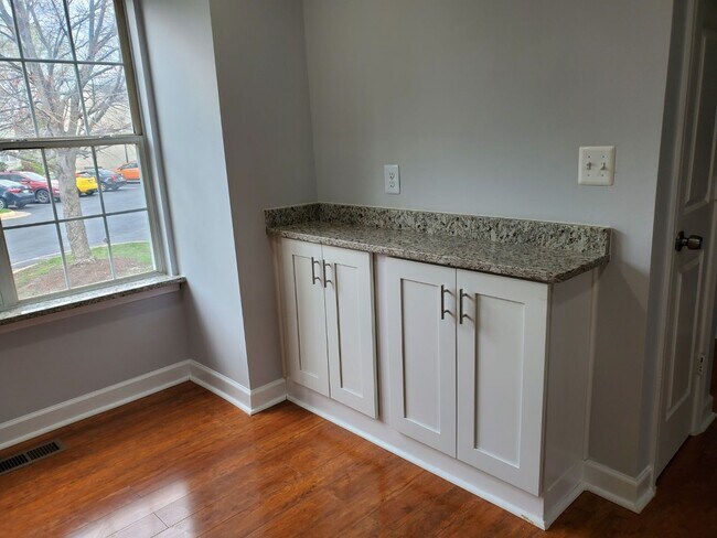 Building Photo - 211 Sterling Ct