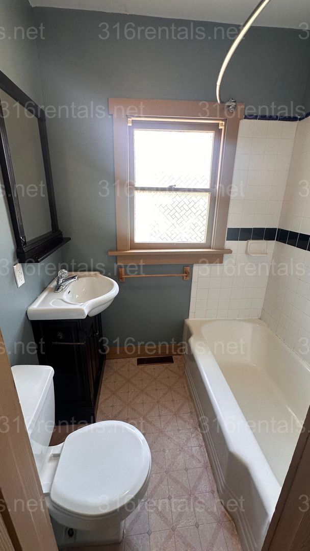 Building Photo - $1595 - 5 bed 2 bath - Single Family Home ...