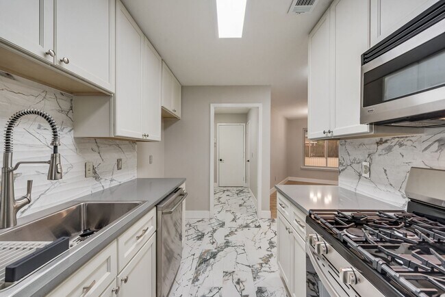 Building Photo - **Modern Elegance Meets Prime Location in Farmers Branch**