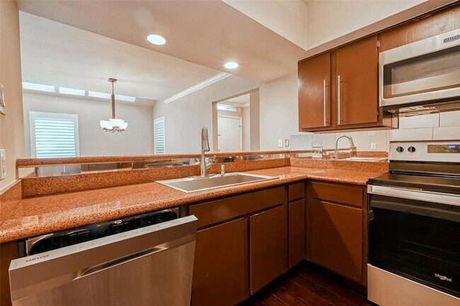 Building Photo - 1926 Augusta Dr