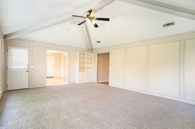 Building Photo - 802 Pebblebrook Dr