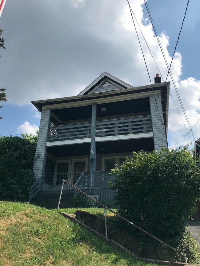 Primary Photo - 5 Bedroom/3 Bathroom, mins. from UC $750/p...