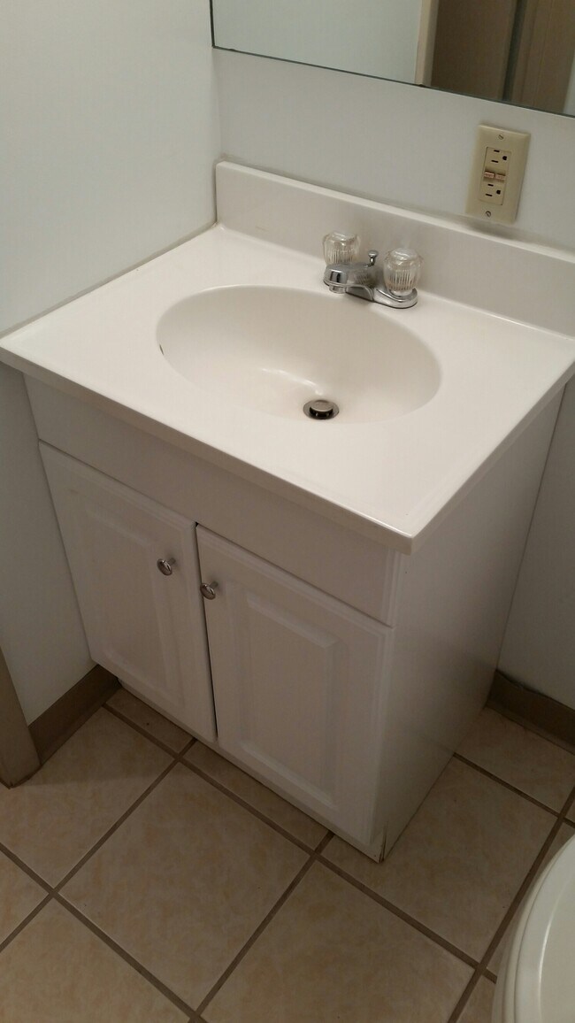 Building Photo - 112 E 5th St