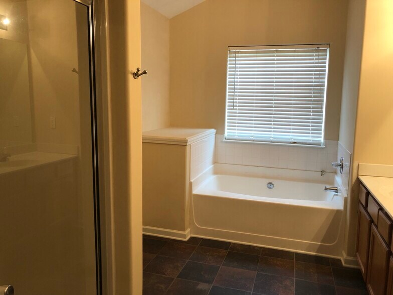 Building Photo - 372 Castle Top Ln