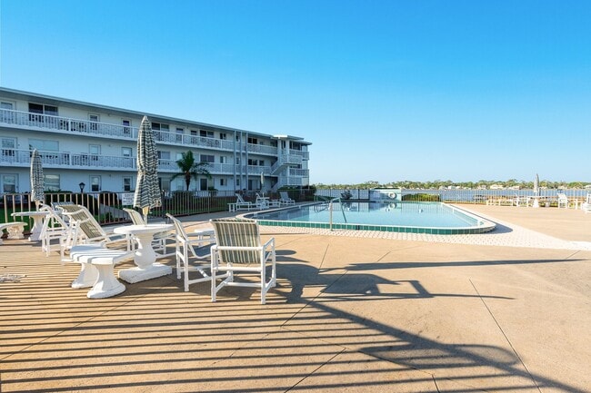 Building Photo - Riverfront Two Bedroom Condo