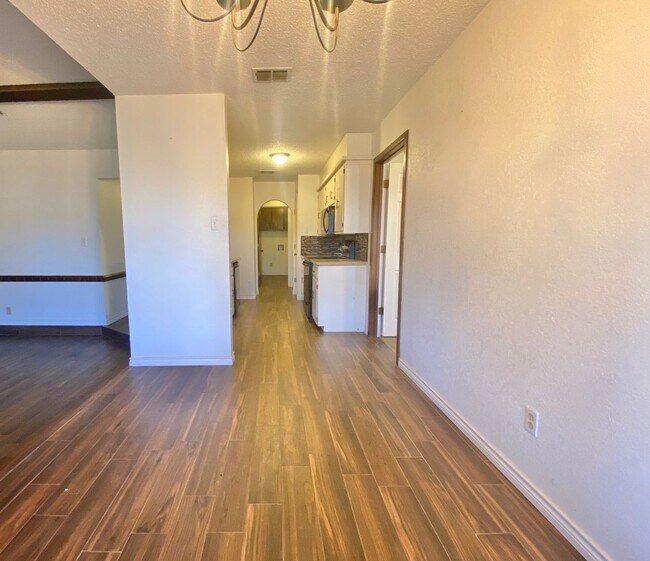 Building Photo - Pre leasing now for 4/01 move in.