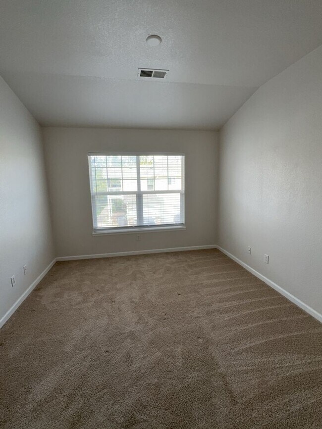 Building Photo - Spacious 2 Bed, 2 Bath Condo