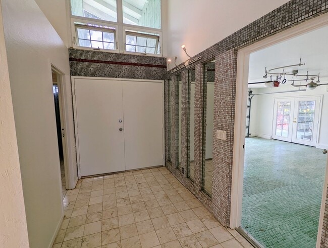 Building Photo - Kalama valley single level 4 bedroom home ...