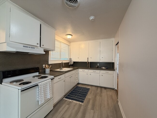 Building Photo - 3918 Harris Dr