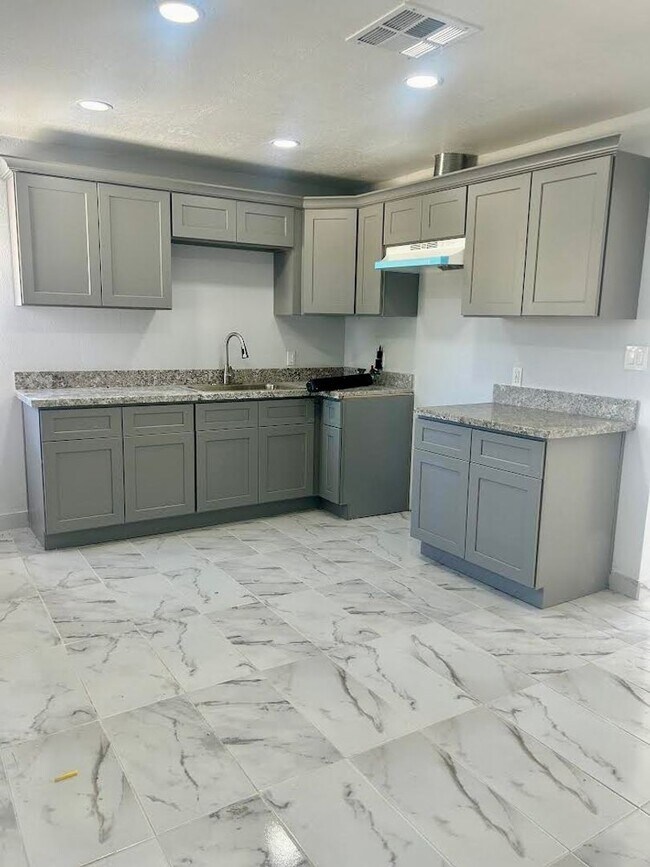 Building Photo - Explore this attractive property in Delano, ready for immediate occupancy - Renovated!!!