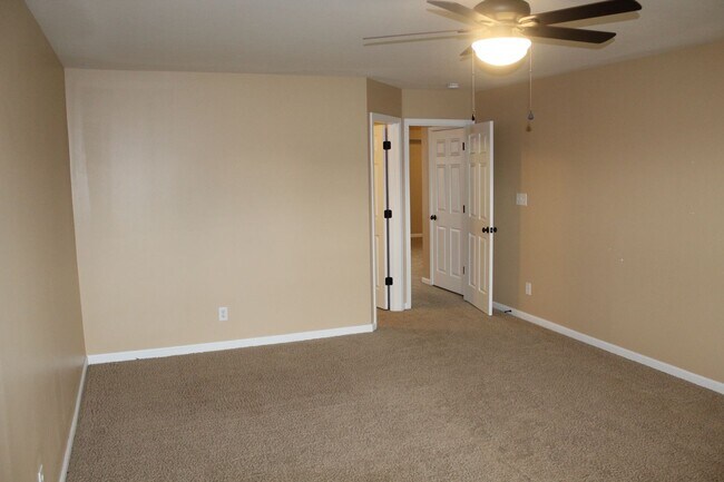 Building Photo - Spacious 4 Bedroom Home in Avon!