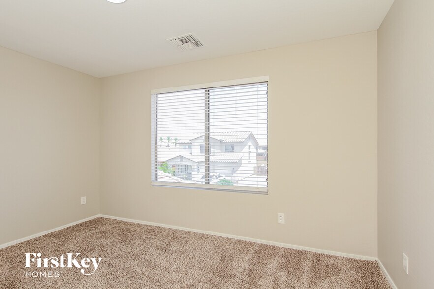 Building Photo - 4923 W Glass Ln