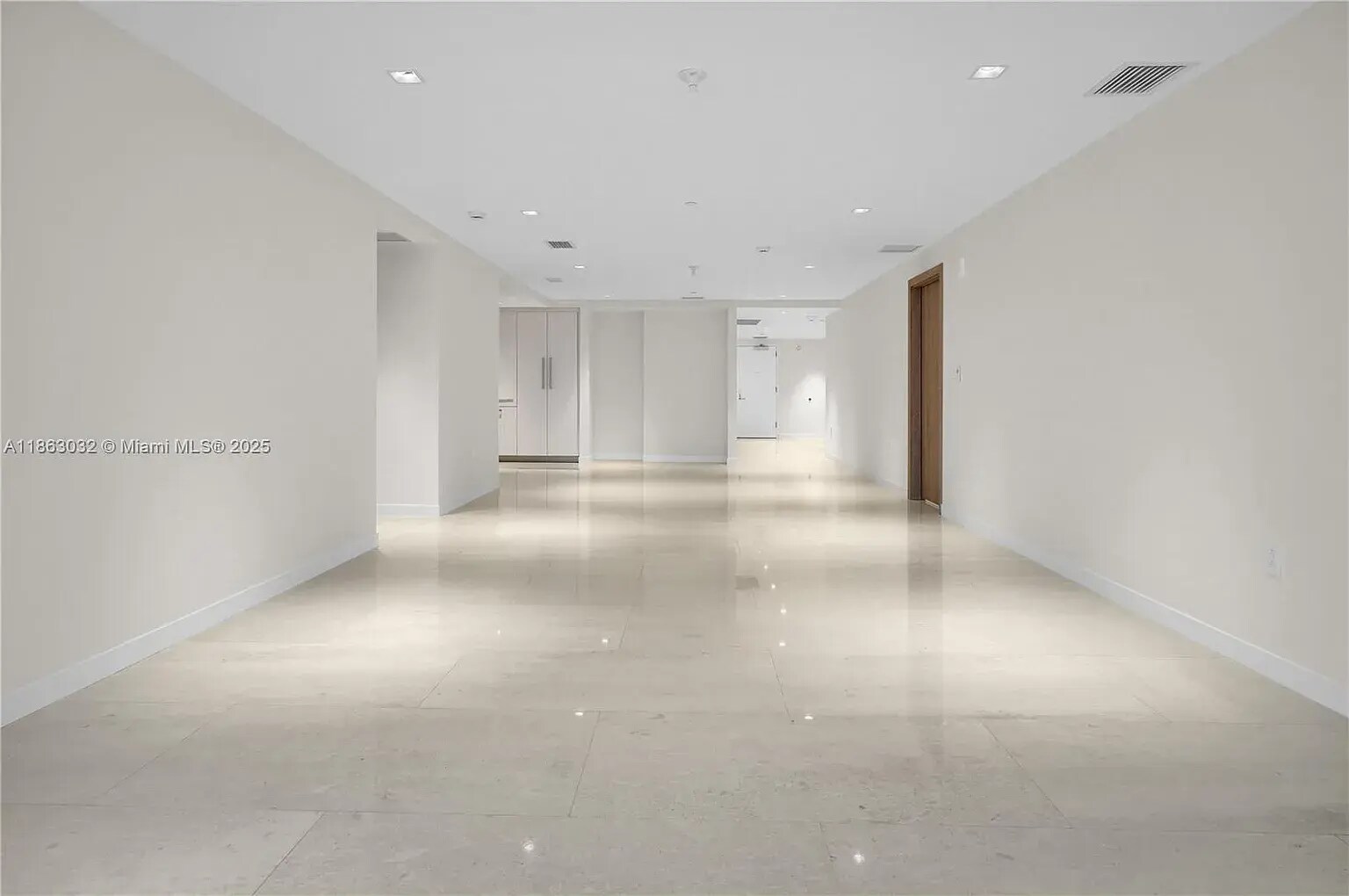 Building Photo - 1135 Bay Dr